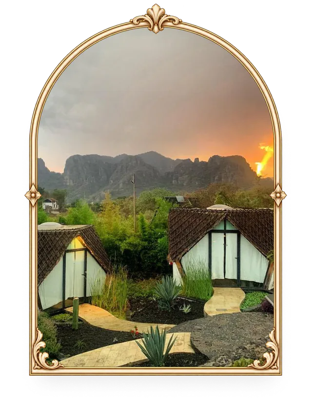 Cabañas con techo de dos aguas frente a las montañas