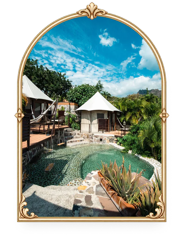 Alberca con tiendas tipo glamping y vista al cerro