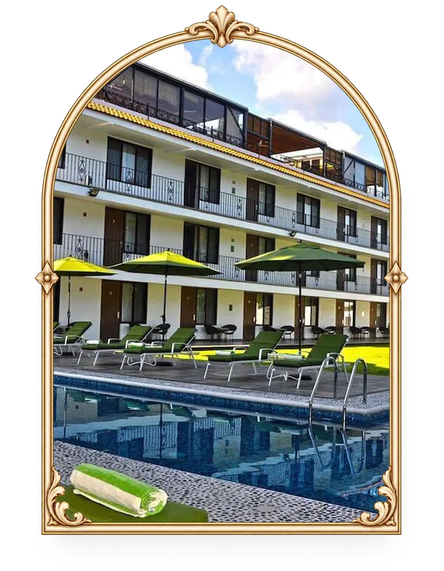 Hotel de tres pisos con alberca y camastros