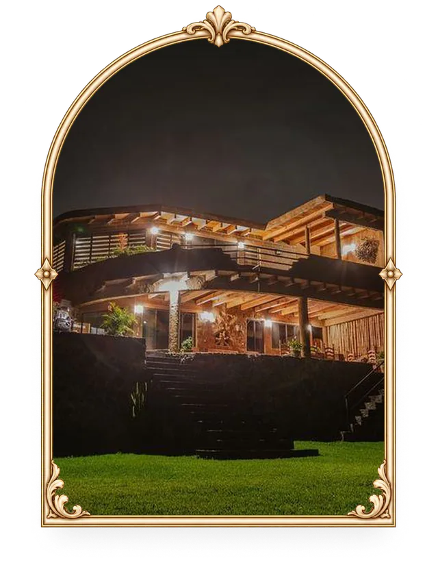 Hotel de madera iluminado de noche